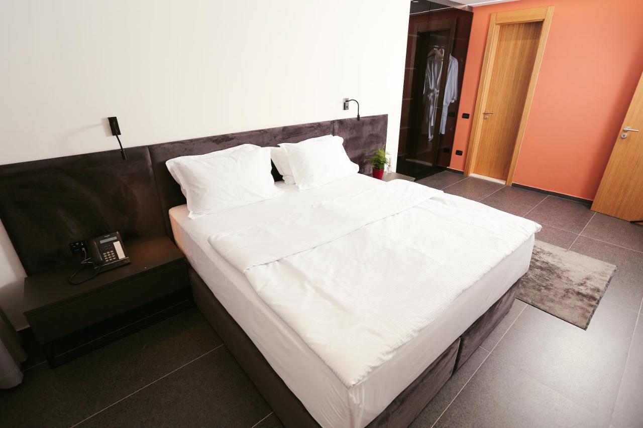 Hotel 12 Gjakova ภายนอก รูปภาพ